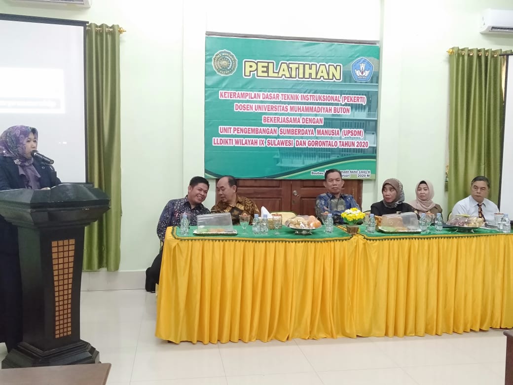 Rektor Al Zarliani dan para Tutor Pekerti di acara pembukaan Pelatihan Pekerti