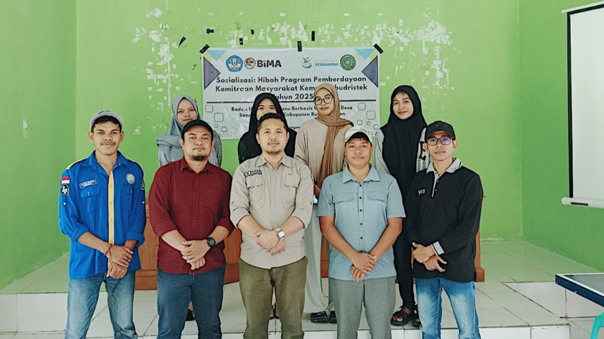 Tim PKM UM Buton bersama perangkat Desa Sandang Pangan saat sosialisasi program