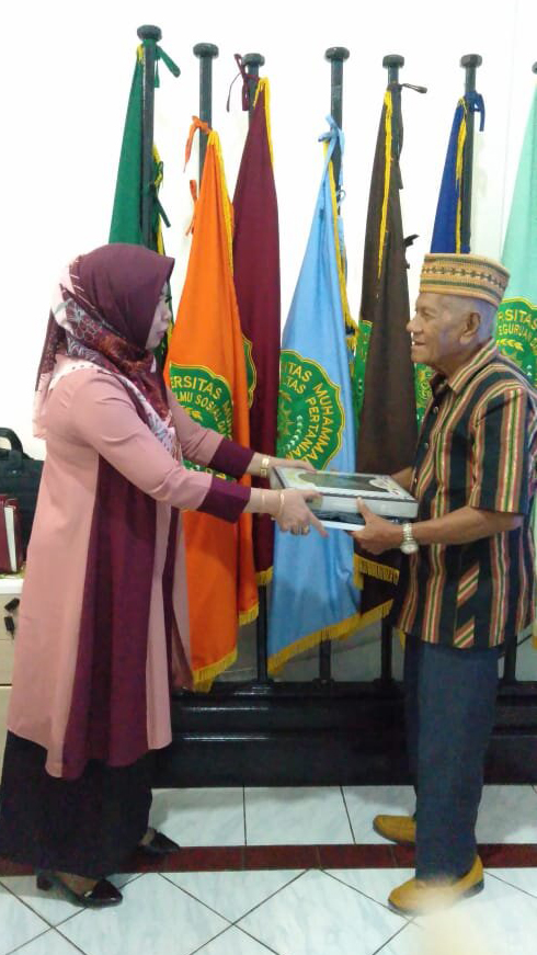 Penyerahan Piagam Wisudawan Terbaik UM Buton