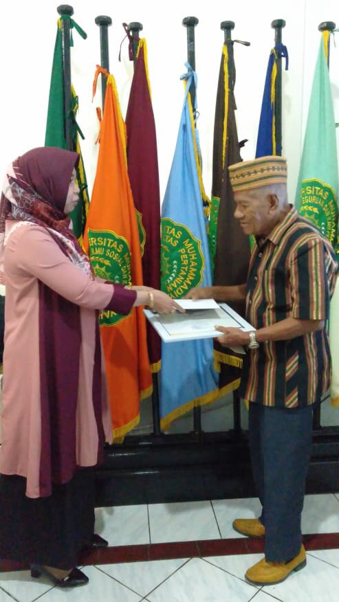 Penyerahan Piagam Wisudawan Terbaik UM Buton